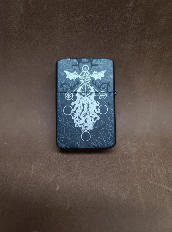 Cthulhu 2.0 - Lovecraft - Double Sided - Fiber Laser Engraved - Matte Black STAR Lighter with Tin Case - Image 3