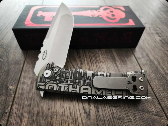 Chaves Knives - Relief Engraved Redencion 229 Kickstop - Batman / Gotham Theme - Titanium Scales - M390 Steel - COMPLETE KNIFE - Extra clip - New in box - Image 3