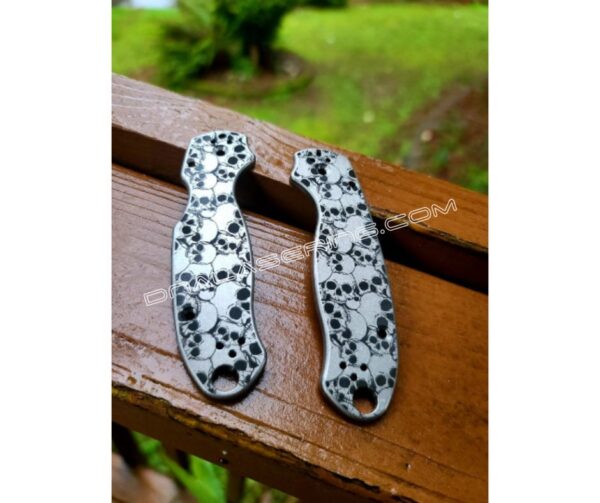 Skull design - Spyderco PM3 titanium scales with deep engraved skull pattern - EDC gear