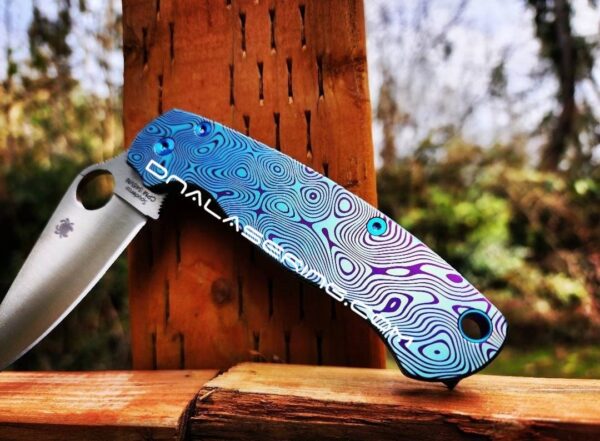 il_fullxfull.4703308049_79fq-1.jpg Damascus Pattern - Spyderco PM2 TI - Fiber Laser Deep Engraved - Anodized Titanium Knife Scales - Flytanium - Knife & Hardware Optional