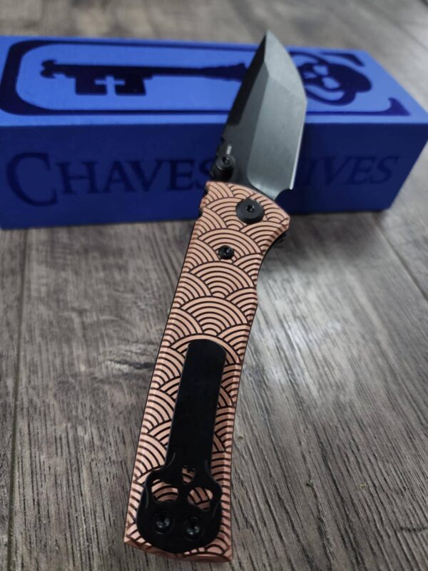 il_fullxfull.6698291223_jlxg.jpg Chaves Redencion Street - Seigaiha Waves Relief Engraved Copper Scales - Complete Knife - Black Elmax Blade - New In Box