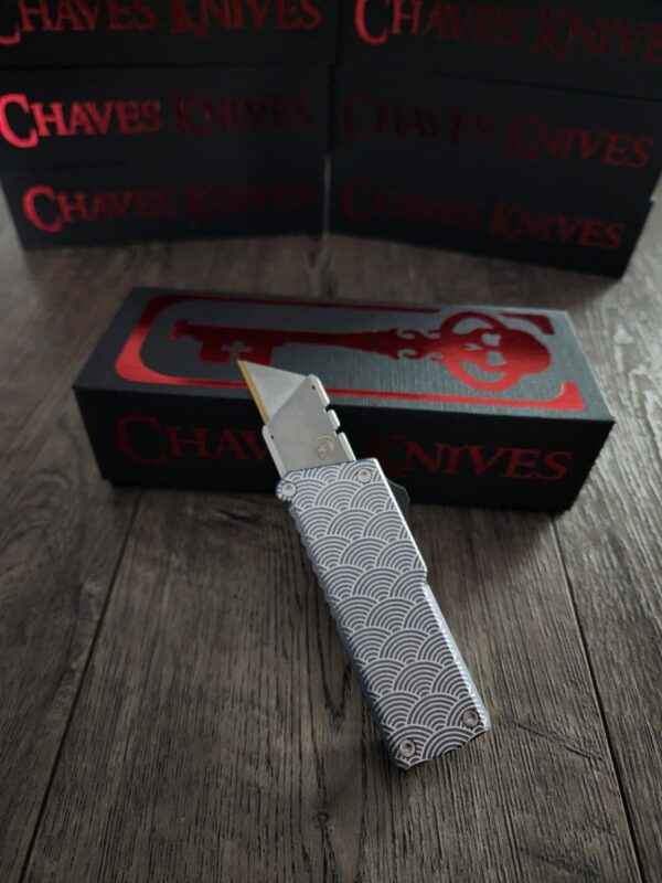 Chaves CHUB Handy Utility Blade-CHUB Auto Gray Crosshatch With Laser Engraved Seigaiha Waves Pattern - Made in USA! - Edc Knife New In Box!!