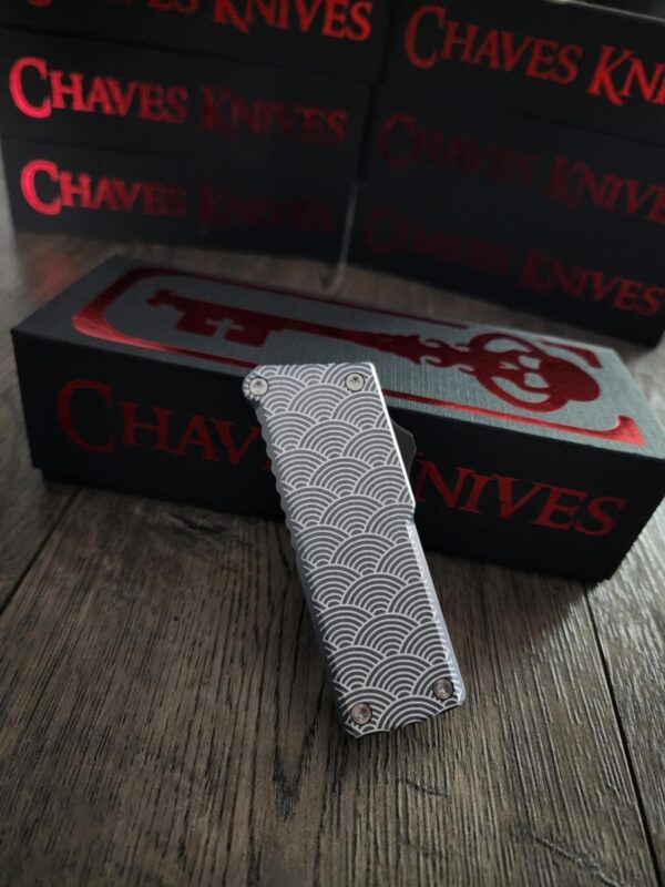 Chaves CHUB Handy Utility Blade-CHUB Auto Gray Crosshatch With Laser Engraved Seigaiha Waves Pattern - Made in USA! - Edc Knife New In Box!!
