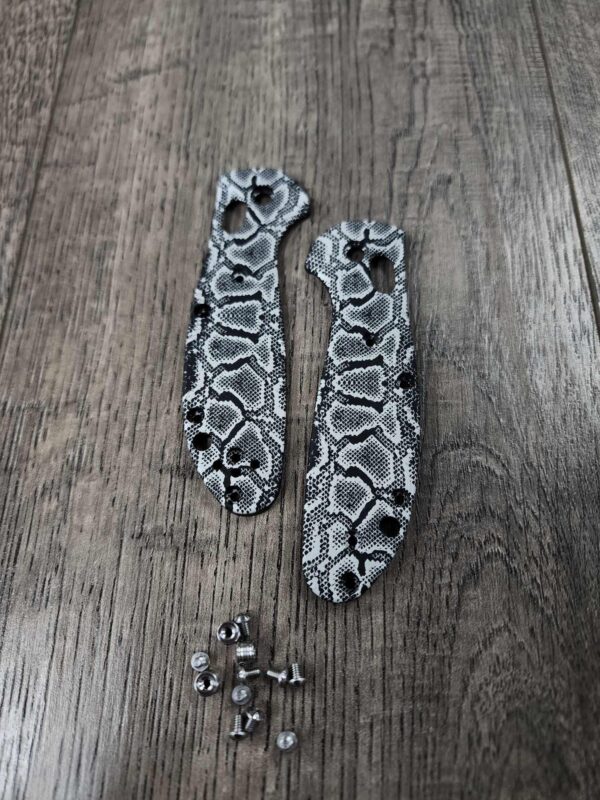 Benchmade MINI Griptilian with Reptile Skin Laser Engraved - Loop Scales - Black Aluminum - MINI Griptilian - With Hardware