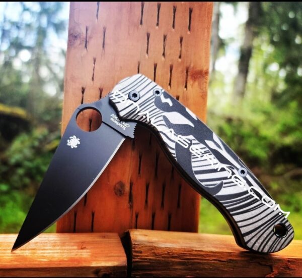 il_fullxfull.3845959968_fhjg.jpg Mandalorian Mythosaur - Beskar Ingot - Spyderco PM2 - Fiber Laser Deep Engraved - Titanium Knife Scales - EDC - Knife & Hardware Optional