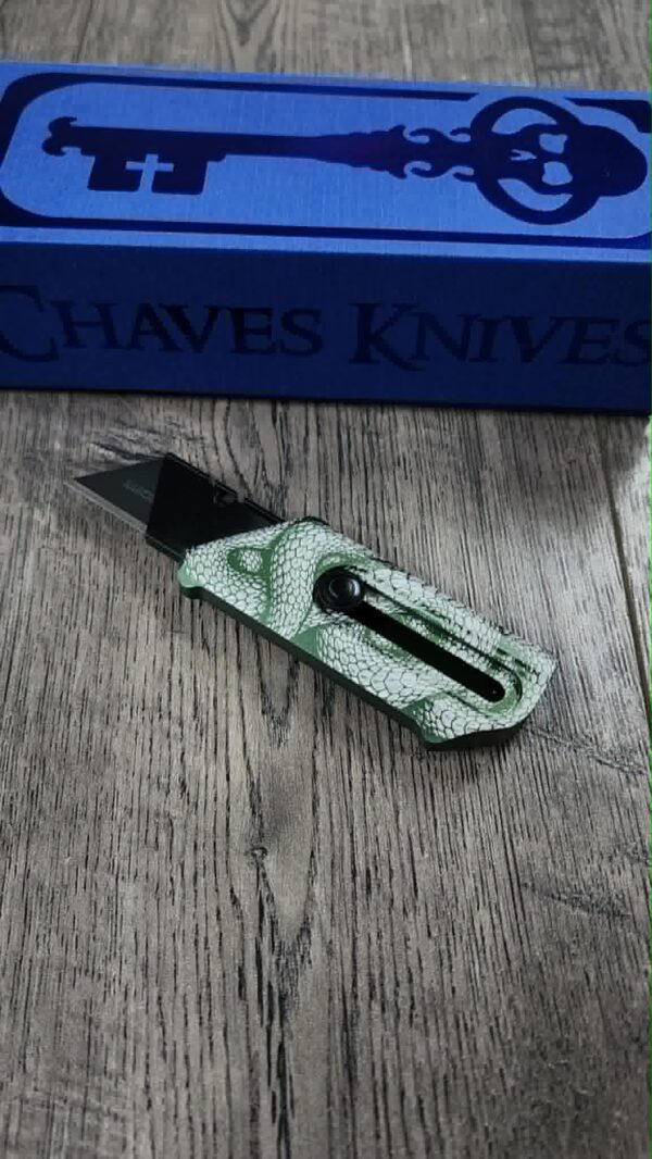il_fullxfull.8053571106_joqx.jpg Chaves CHUB Utility Knife – Green Anodized 3D Snake Pattern – Custom Engraved Utility Blade – Premium EDC Box Cutter – New In Box