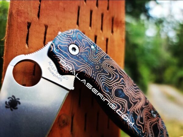 il_fullxfull.4236967569_cidv.jpg Topographic Lines 2.0 Patina - Spyderco PM3 - Fiber Laser Engraved Copper Knife Scale - Paramilitary 3 Flytanium - Knife & Hardware Optional
