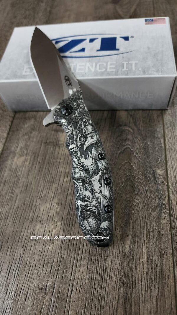 il_fullxfull.8352975238_9d3o.jpg Plague Doctor - ZT Hinderer Slicer Framelock - Deep Relief Fiber Laser Engraving - EDC Knife - NIB