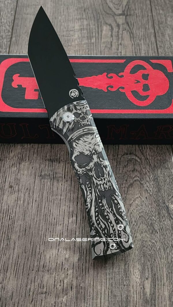 il_fullxfull.8386003258_ln6c.jpg Chaves 229 Redencion KickStop Chisel – M390 DLC Blade – Titanium w/ Davby Jones Relief Engraving (Single Sided) – Custom Knife