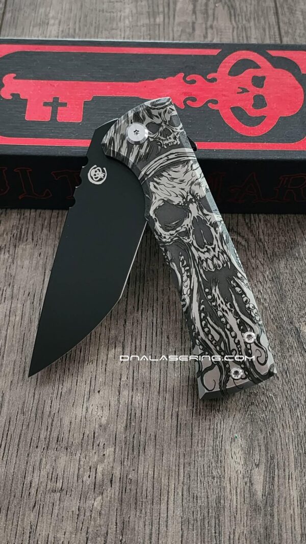 il_fullxfull.8433876053_6mcf.jpg Chaves 229 Redencion KickStop Chisel – M390 DLC Blade – Titanium w/ Davby Jones Relief Engraving (Single Sided) – Custom Knife