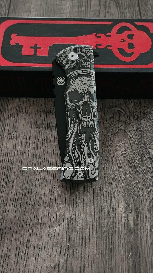 il_fullxfull.8433878095_oalt.jpg Chaves 229 Redencion KickStop Chisel – M390 DLC Blade – Titanium w/ Davby Jones Relief Engraving (Single Sided) – Custom Knife
