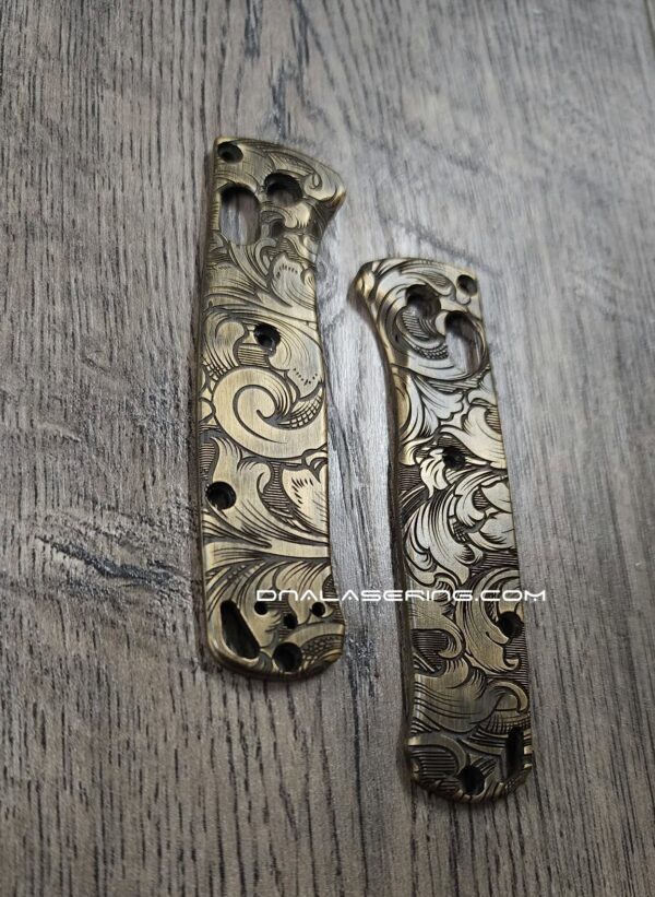 BLEM - MINI Bugout 533 brass relief scroll aged BLEMISH - Benchmade MINI Bugout 533 - Brass Scales - Aged - Scroll Relief Laser Engraved