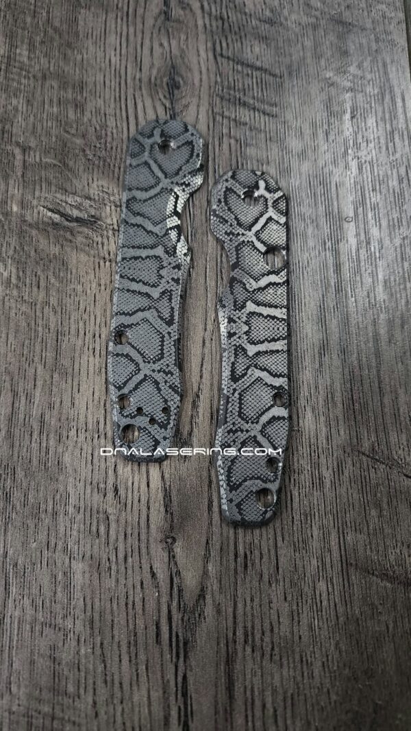 BLEM - Smock small pivot TI snake skin BLEMISH - Spyderco Smock - Titanium Small Pivot Scales - Snake Skin Laser Engraving